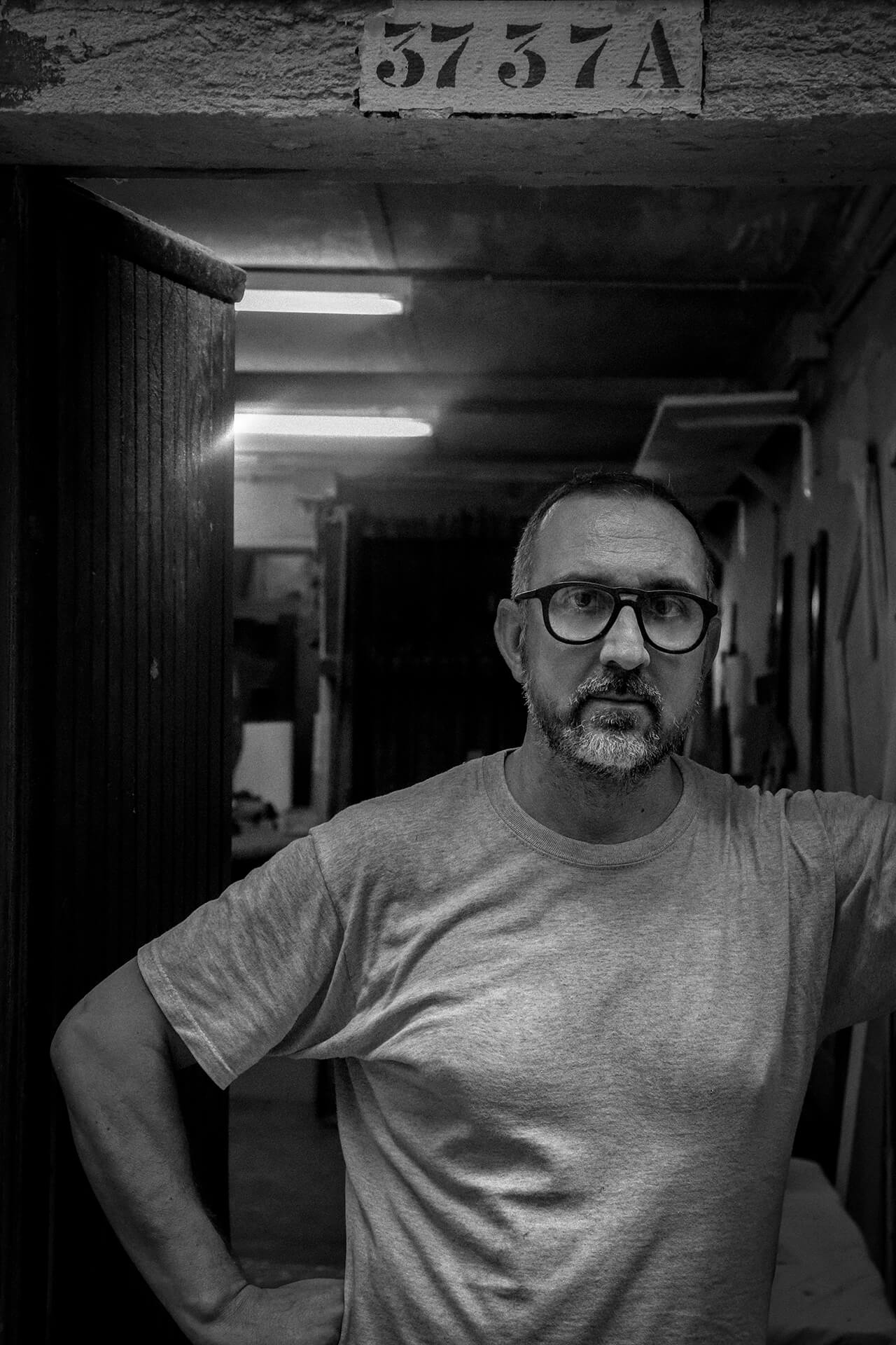 Primo piano di Leonardo Lorenzon, restauratore di mobili in legno antichi a Venezia