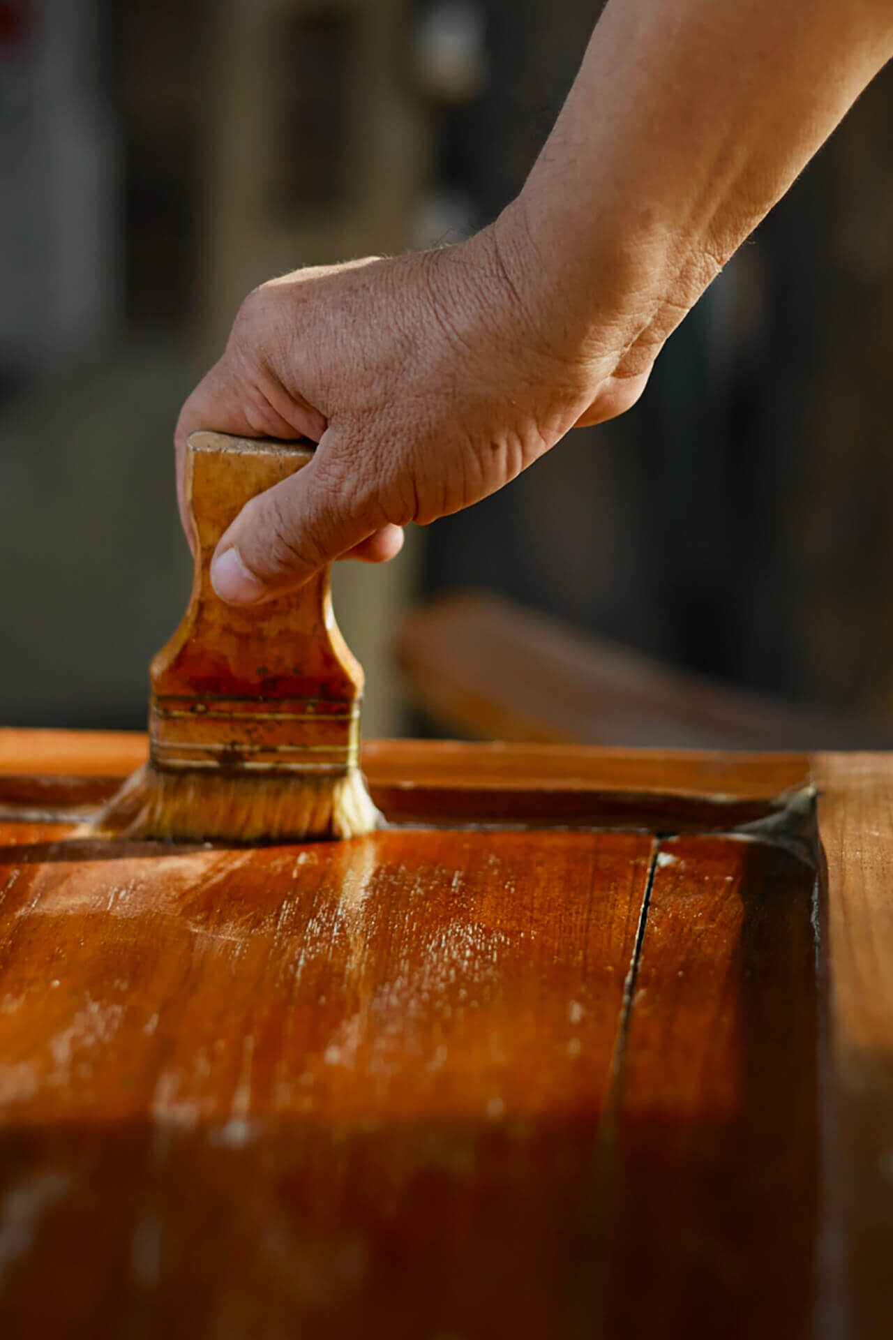 Applicazione di una finitura su una superficie in legno