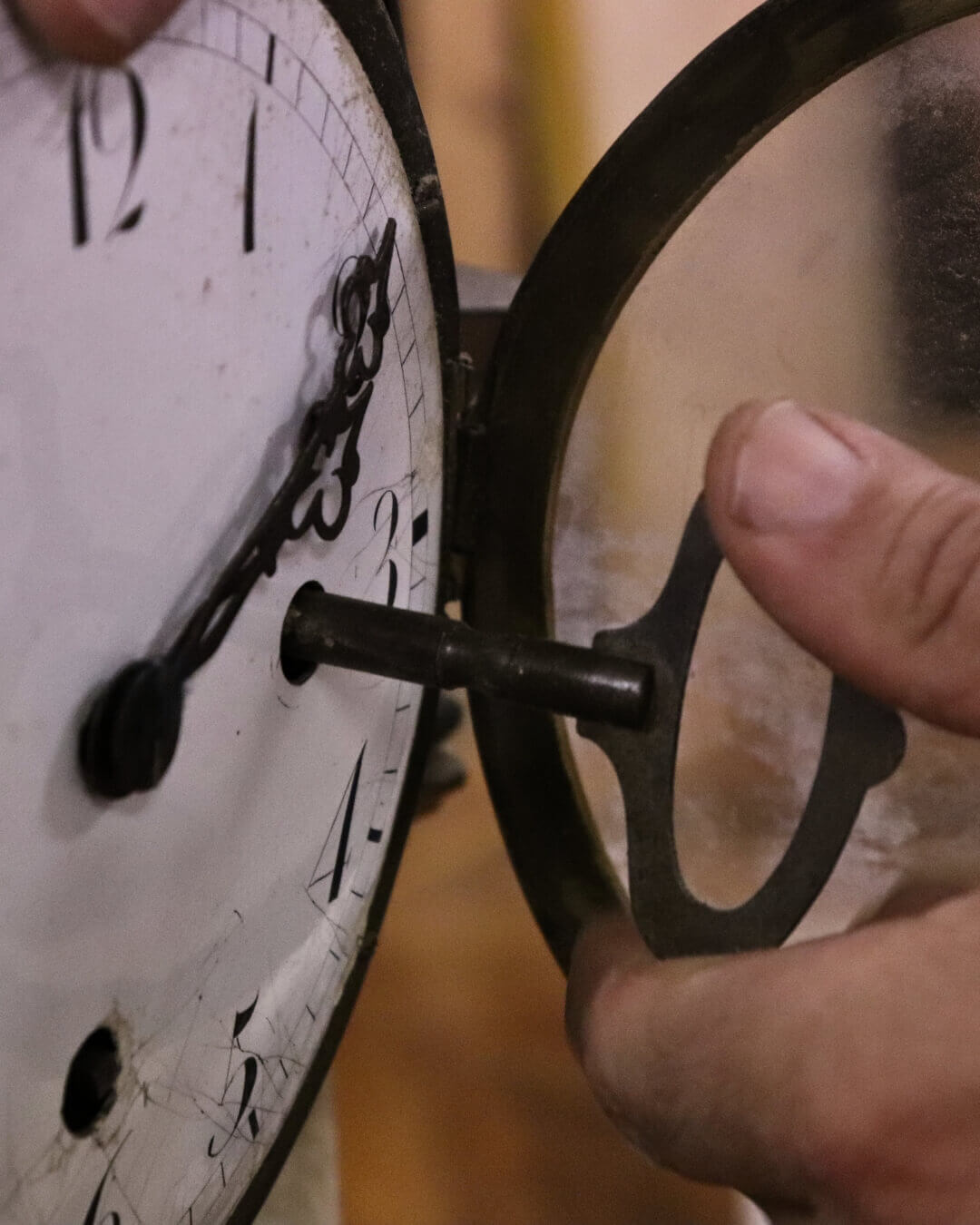 Processo di carica manuale di un orologio antico