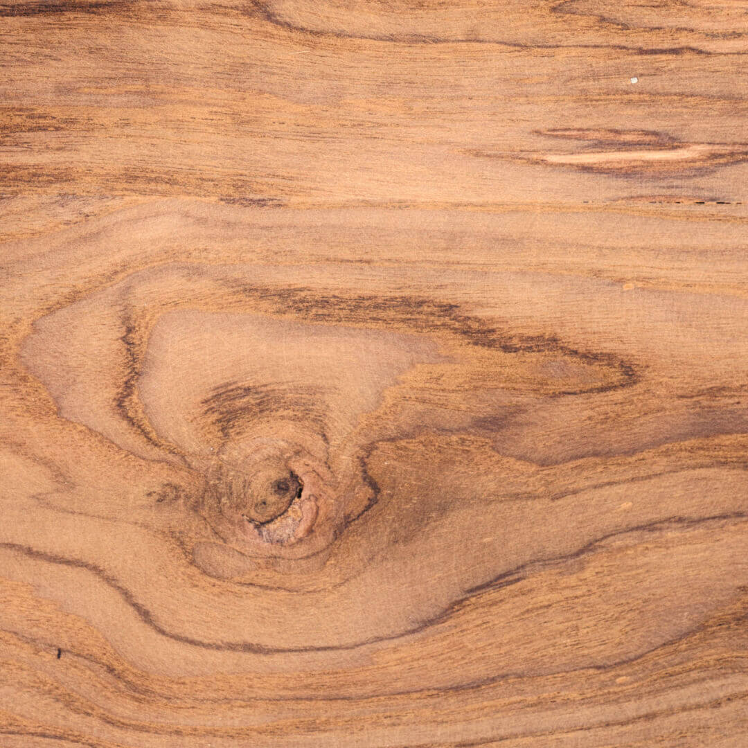 Nodo su una superficie in legno naturale
