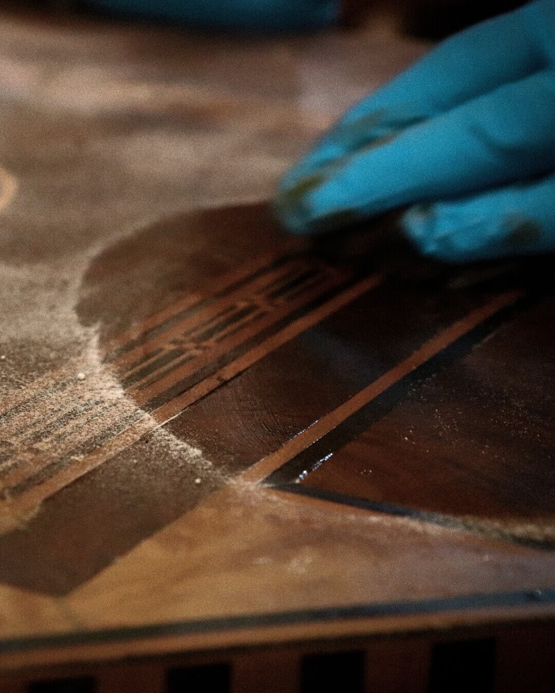 Processo di pulitura della superficie in legno di un mobile antico