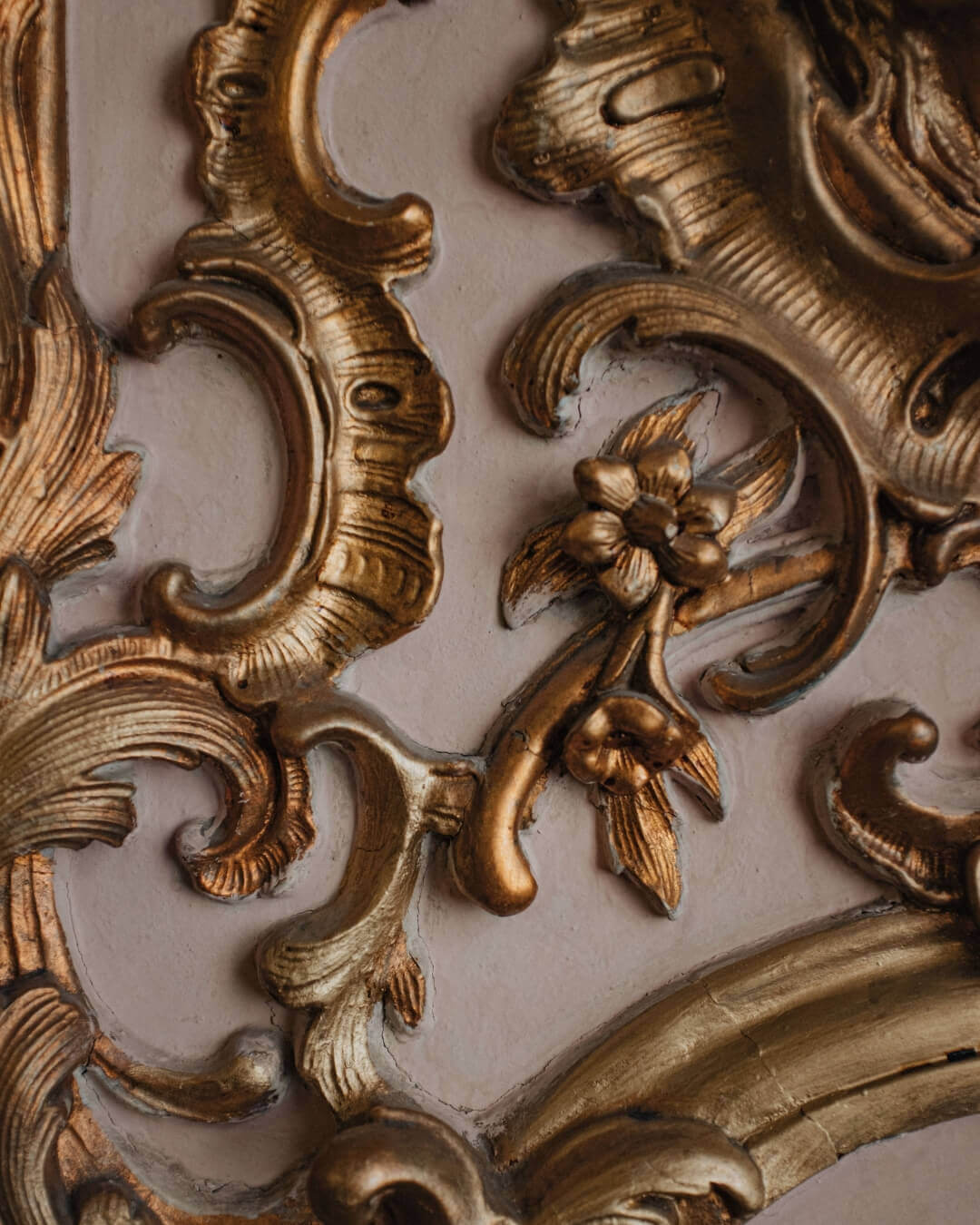 Decorazioni dorate con motivi floreali