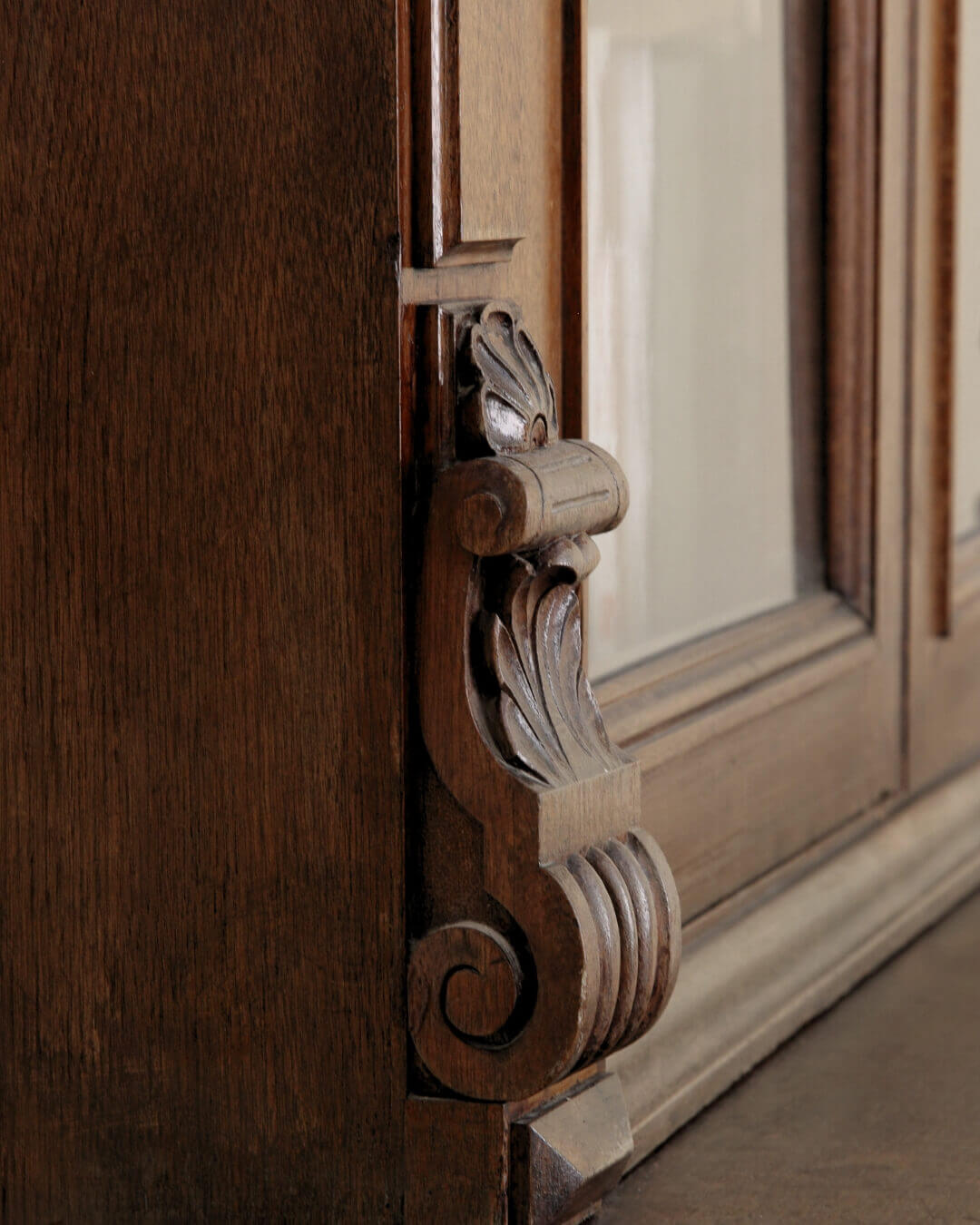 Elemento decorativo di un mobile in legno antico